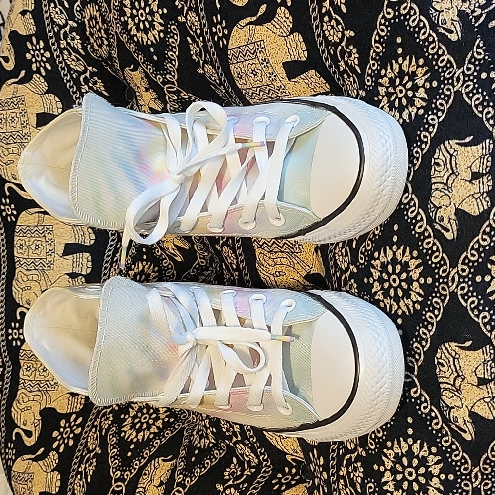 Beautiful tie-dye/rainbow Converse High tops 🦄🌈